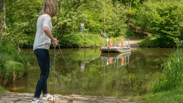 Bac A Chaine Le Passeur Du Montaigu Parc Naturel Regional Normandie Maine Saint Pierre Des Nids Cp Sarah Veysseyre Mayenne Tourisme 1920px