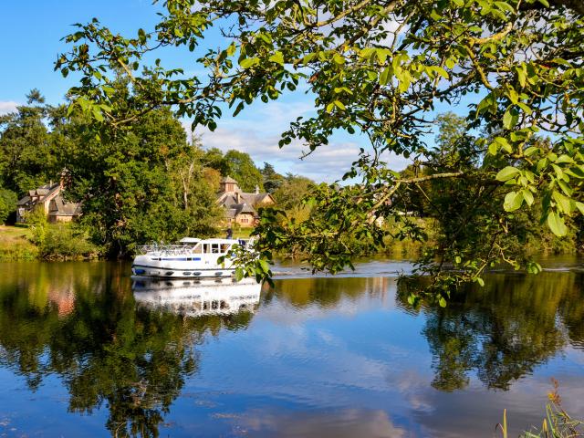 Riviere_la_Mayenne-La_Mayenne_riviere_Sud_Mayenne_Houssay-CP-Emilie_D_-_Mayennne_Tourisme-1920px.jpg